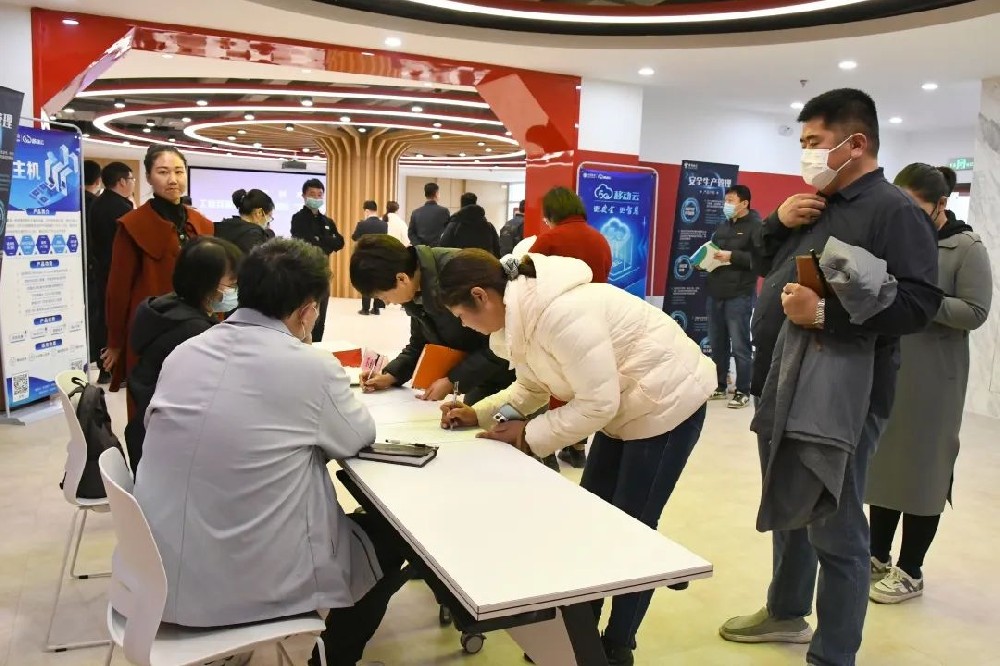 萬人助萬企｜鄭州市工業(yè)互聯(lián)網(wǎng)一體化進(jìn)園區(qū)“百城千園行”暨數(shù)字化人才培訓(xùn)活動(dòng)在鄭投科技創(chuàng)新園成功舉辦