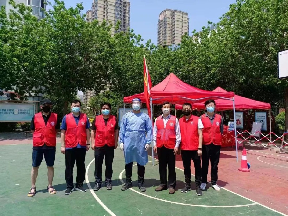 【黨建園地】服務(wù)核酸檢測(cè)，爭(zhēng)當(dāng)防疫先鋒│鄭投產(chǎn)業(yè)園黨員志愿者積極參與社區(qū)疫情防控志愿服務(wù)活動(dòng)