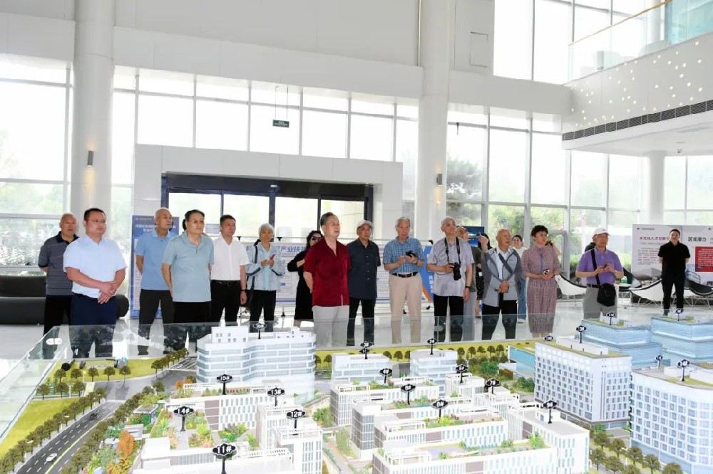 市級退休老干部蒞臨鄭投科技創新園觀摩指導