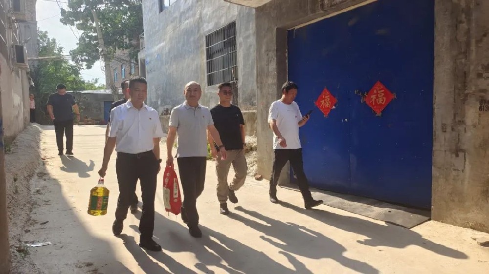 【黨建園地】黨旗映初心 關懷暖桑榆|鄭投產業園黨支部開展“七一”走訪慰問老黨員活動